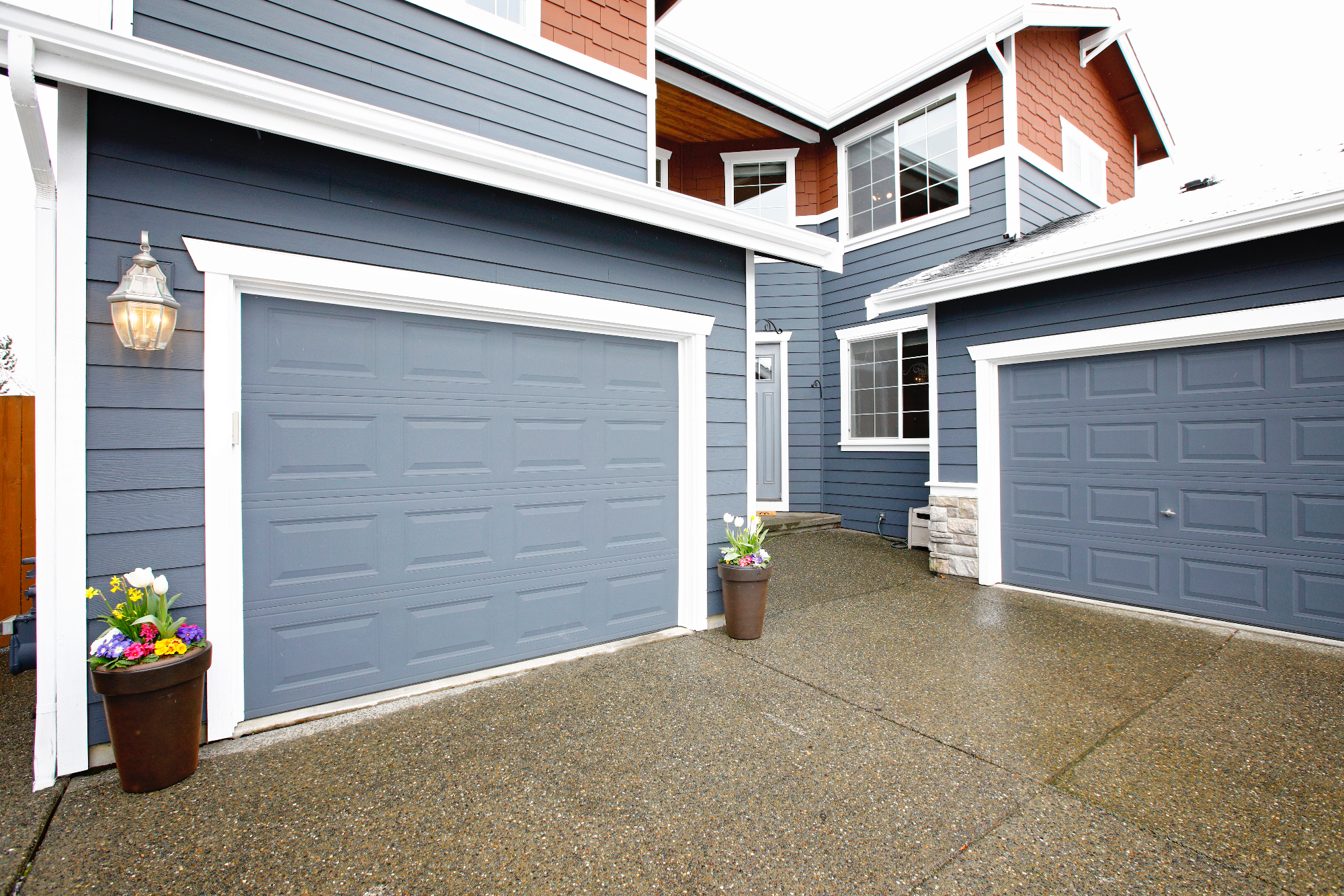 Modra garažna vrata za inspiracijo v celem naselju